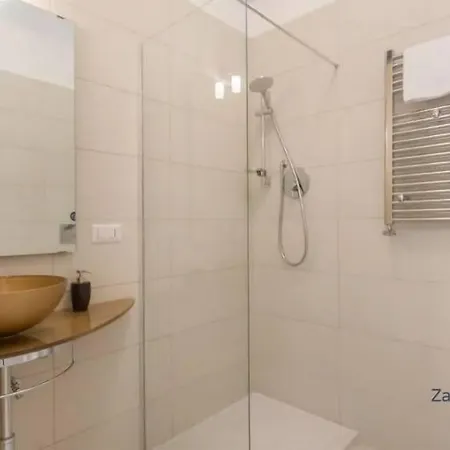 לינה וארוחת בוקר Let's Go To 3*